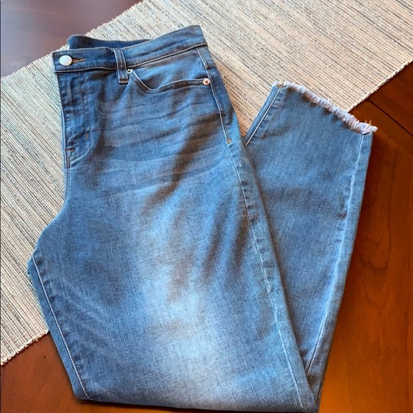 Daniel Cremieux Denim - NWOT Cremieux “Briana” Frayed Hem Ankle Jeans